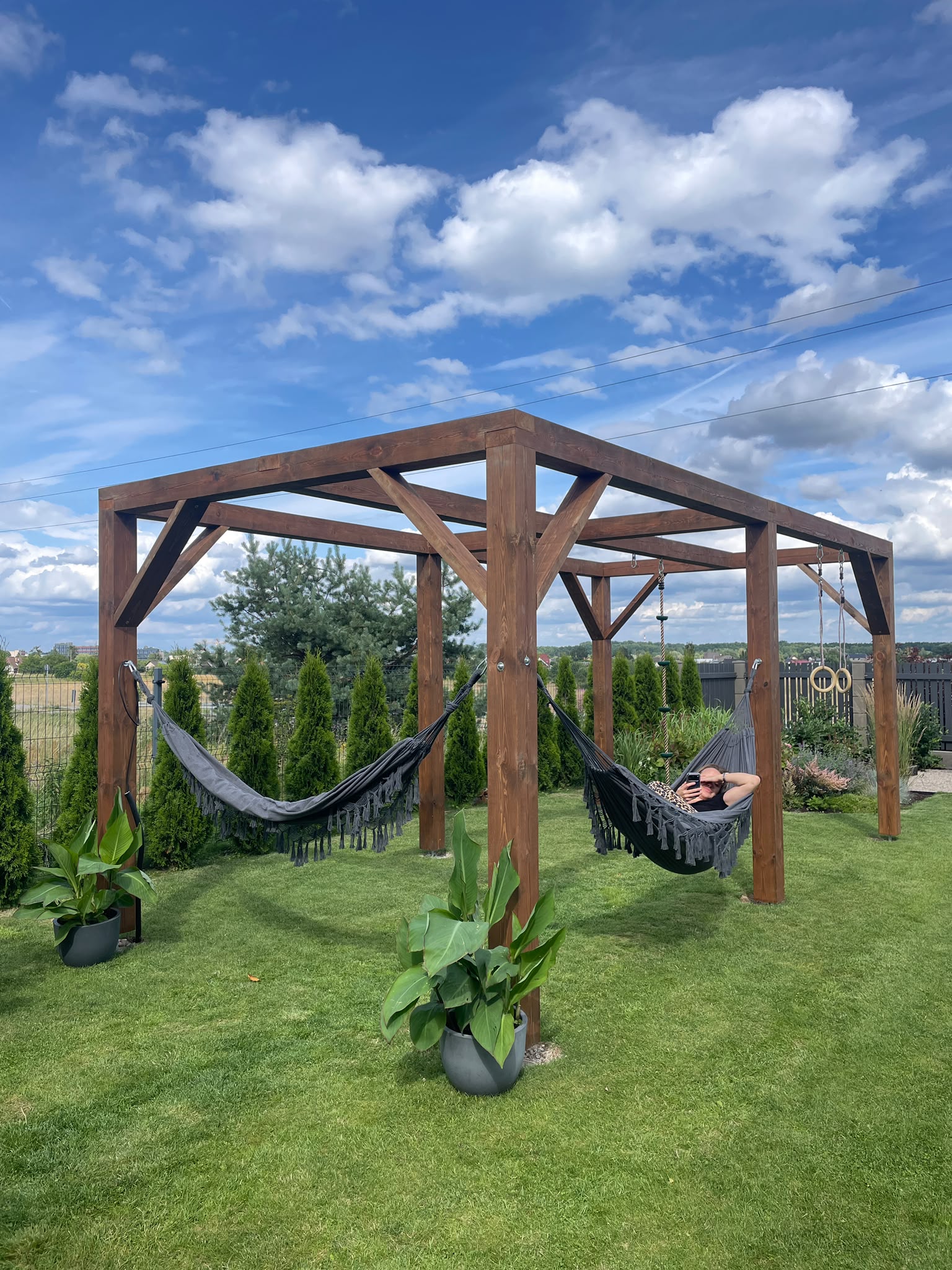 Pergola ar šūpuļtīkliem
