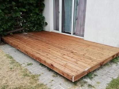 Terase pie mājas sienas